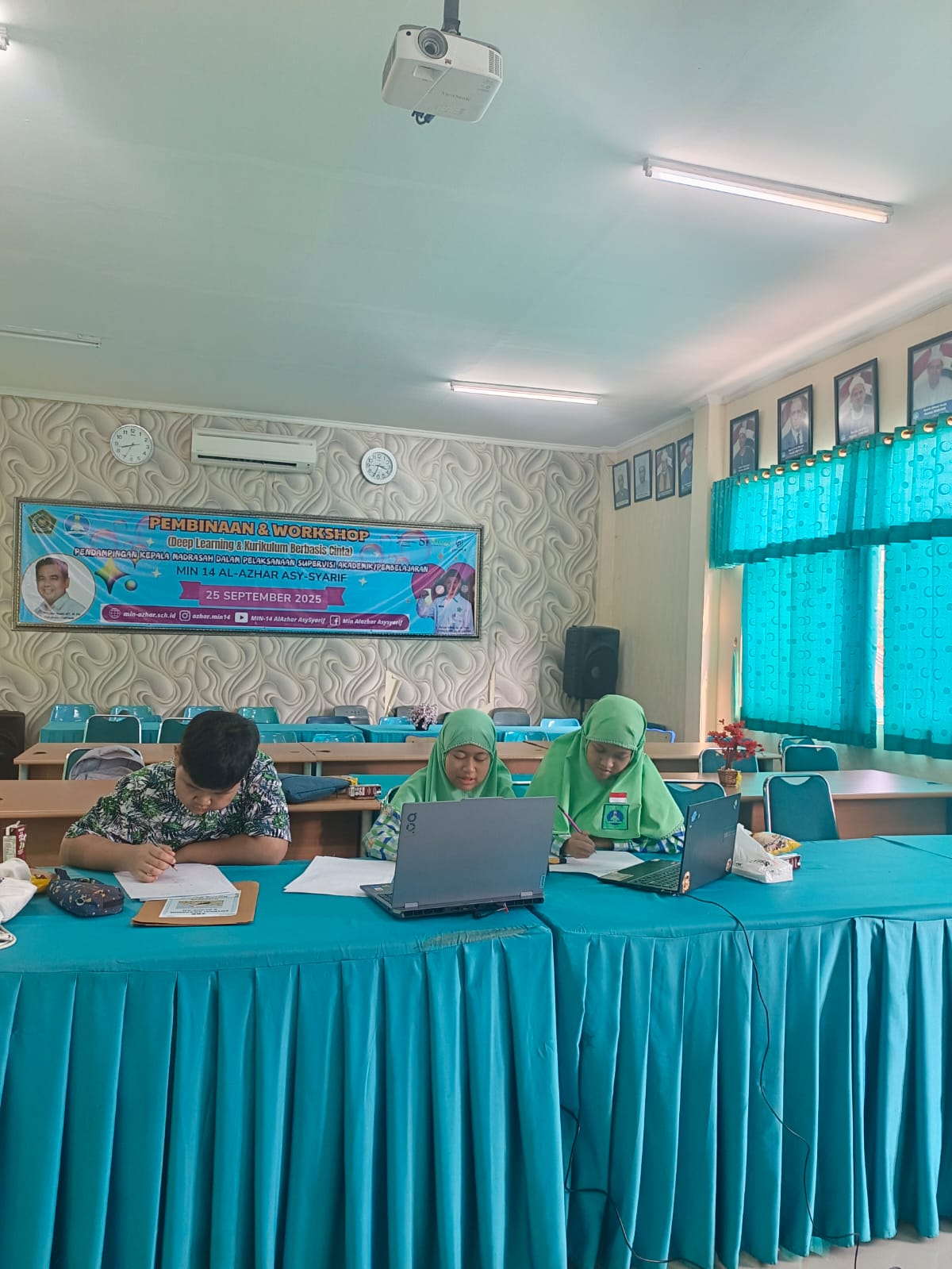 Tiga Peserta MINASI sedang Mengikuti Penyisihan Nsional